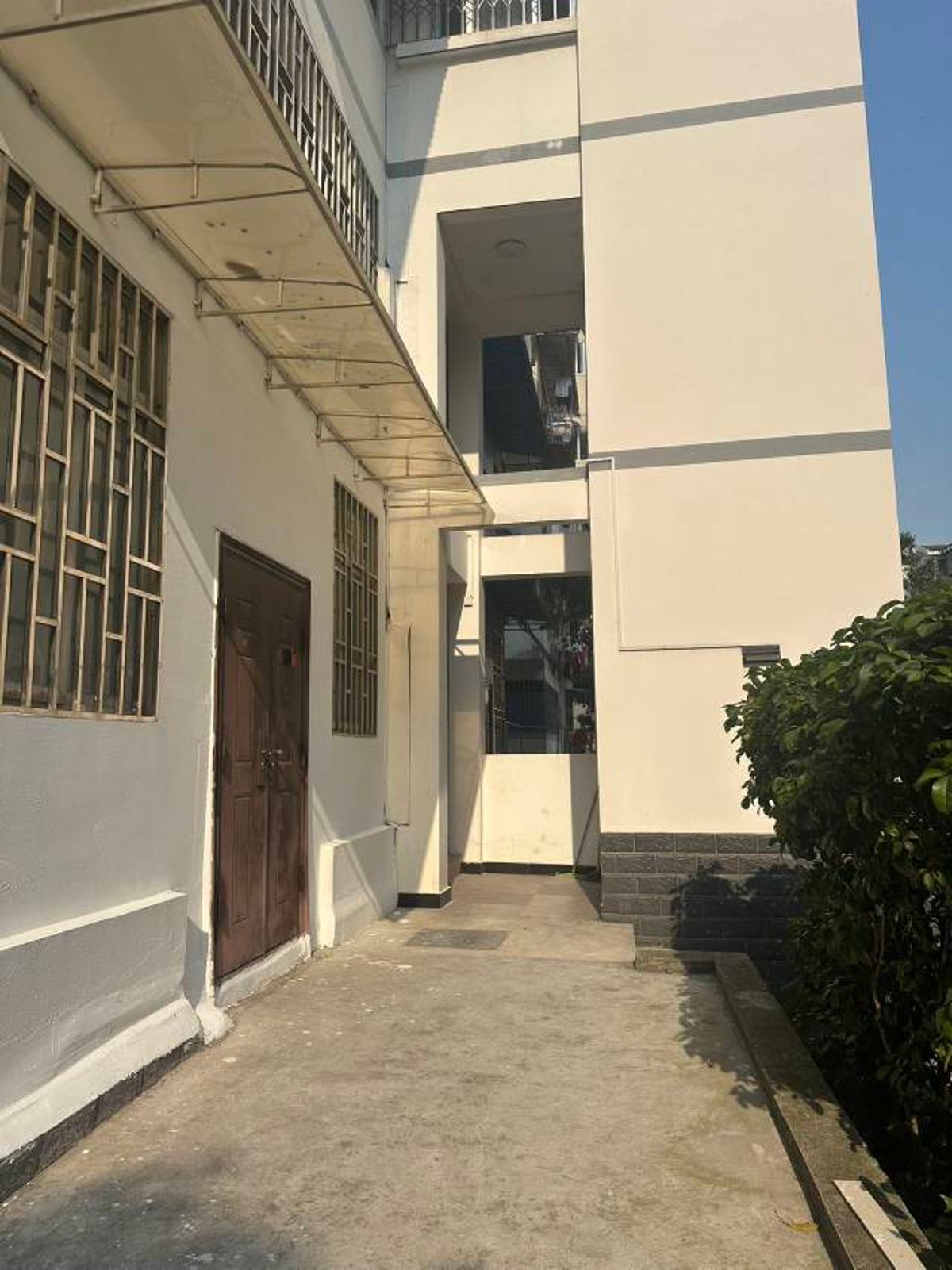 师大东苑简装三室，南向一楼带院，69万诚售 缩略图2