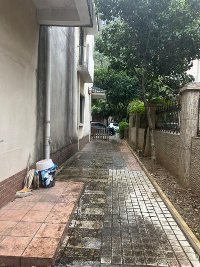 特惠价298万市中心广场附近稀缺别墅 大图